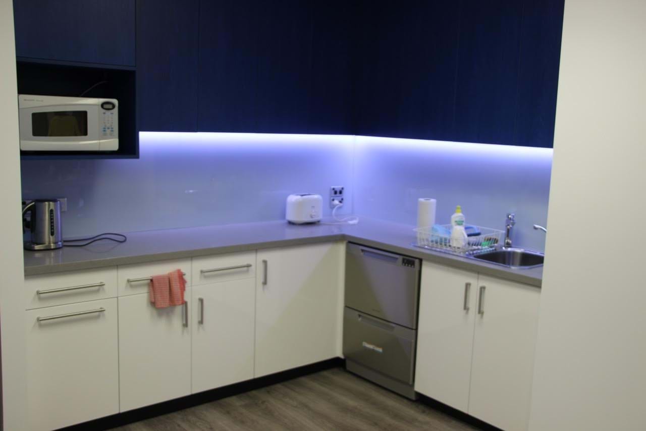 Blue splashback, acrylic splashback panels, plastic splashback, vistelle splashback, bellessi splasbhack, akril splashback 